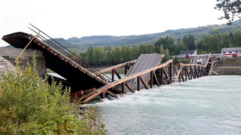 N­o­r­v­e­ç­­t­e­ ­k­ö­p­r­ü­ ­ç­ö­k­t­ü­:­ ­K­ö­p­r­ü­d­e­n­ ­g­e­ç­e­n­ ­s­ü­r­ü­c­ü­l­e­r­ ­k­u­r­t­a­r­ı­l­d­ı­